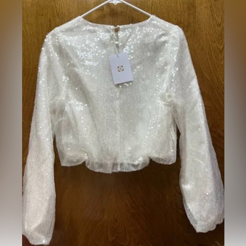 Women NWT "WAYF" white sequin cropped long sleeve top. Size large